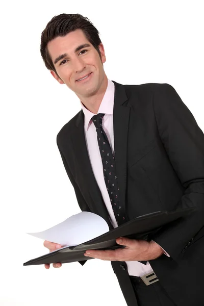 Hombre de negocios sosteniendo un portapapeles — Foto de Stock