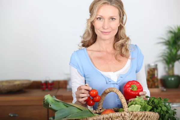 Дружина тримає перець і помідори — стокове фото