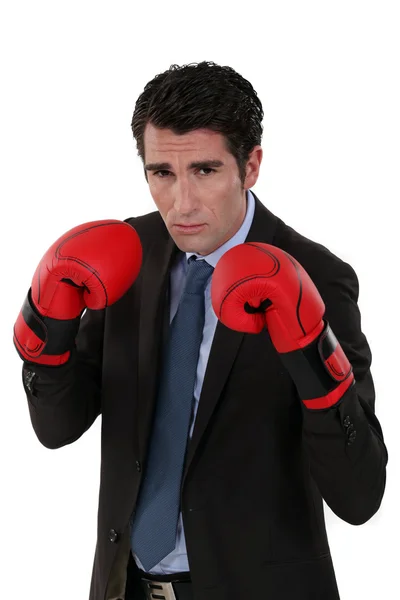 Homme d'affaires portant des gants de boxe — Photo