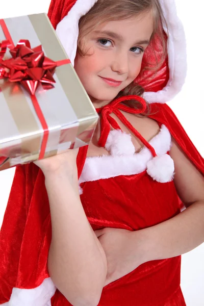 Flicka klädd i en santa dräkt håller väders present — Stockfoto