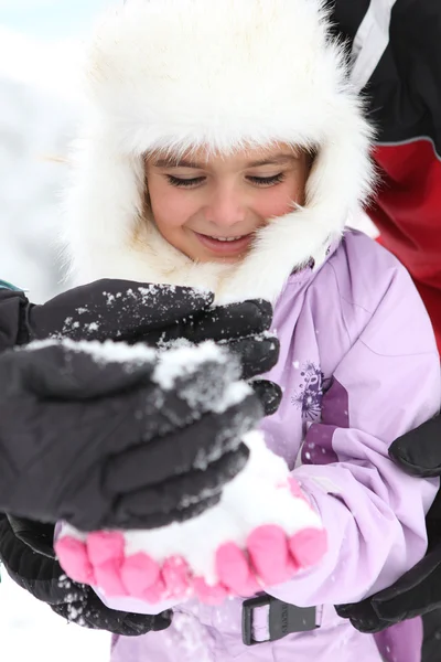 Dziewczynka gra ze śniegu — Zdjęcie stockowe