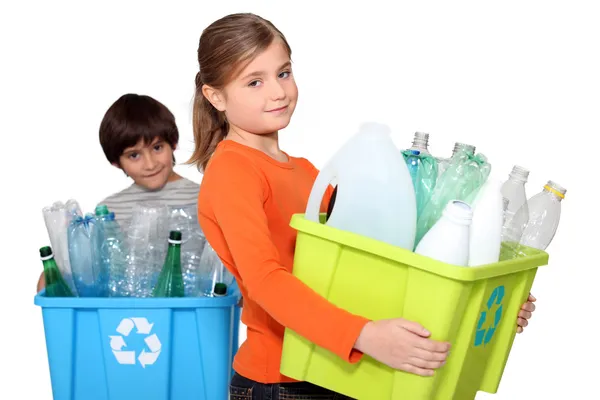 Kinder recyceln Plastikflaschen — Stockfoto