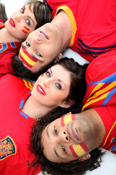Um grupo de amigos que apoiam a equipa de futebol espanhola — Fotografia de Stock