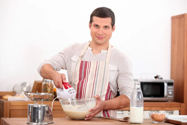 Man in de keuken — Stockfoto