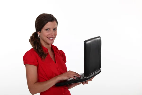 Joyeux brunette tenant ordinateur portable — Photo