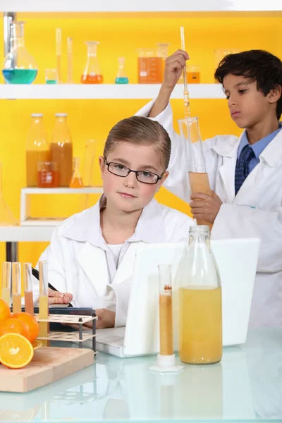 Τα παιδιά στο επιστημονικό εργαστήριο — Stockfoto