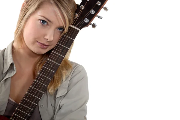 Pěkná blondýnka s kytarou. — Stock fotografie