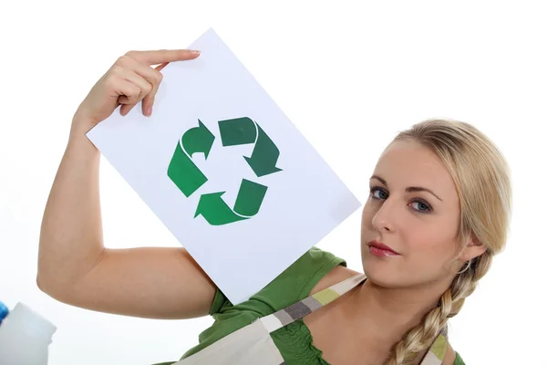 Frau mit Recycling-Logo — Stockfoto