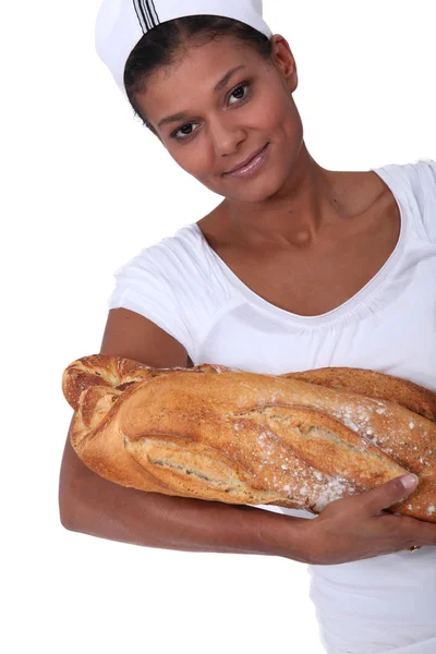 Travailleur de boulangerie tenant du pain — Photo