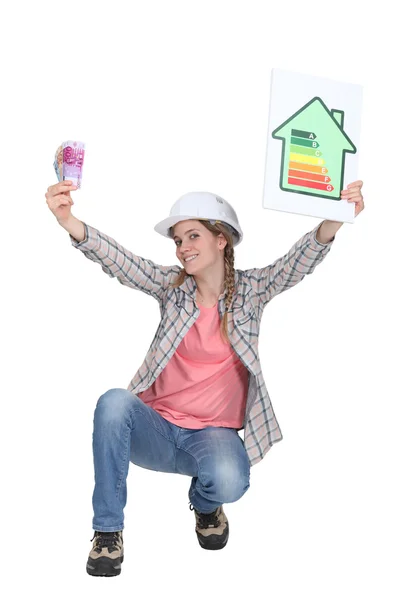 Uma trabalhadora da construção que promove a poupança de energia . — Fotografia de Stock
