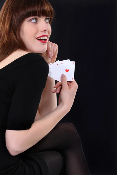 Mulher atraente mostrando quatro ases — Fotografia de Stock