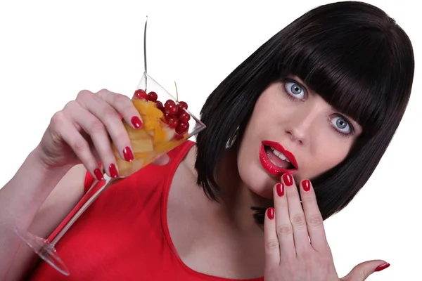 Mulher deslumbrante com um copo de coquetel de frutas — Fotografia de Stock