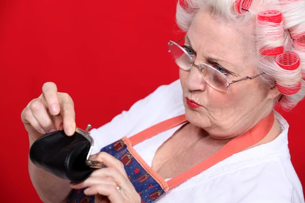 Alte Frau sucht Geld in ihrer Handtasche — Stockfoto