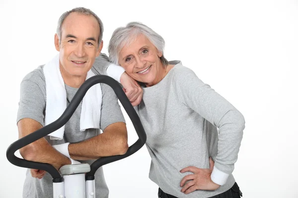 Starszy para przy użyciu sprzętu siłowni — Zdjęcie stockowe