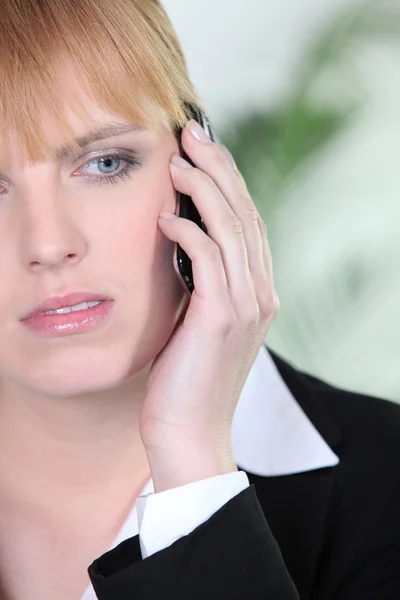 Frau macht sich am Telefon Sorgen — Stockfoto