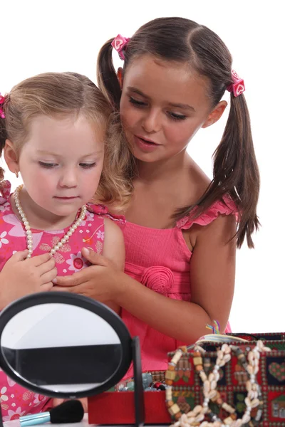 Två unga flickor leker med smycken — Stockfoto