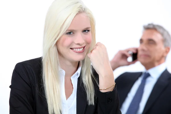 Blonde Glimlachende zakenvrouw — Stockfoto
