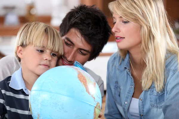 Padres enseñando a su hijo sobre el mundo — Foto de Stock