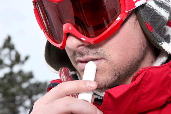 Чоловічий сноубордист з використанням палички — стокове фото