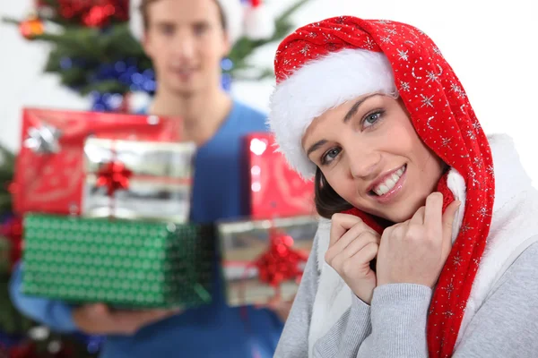 Couple assis près de l'arbre de Noël avec des cadeaux — Photo