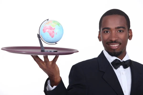 Ober met miniatuur globe voor tray — Stockfoto