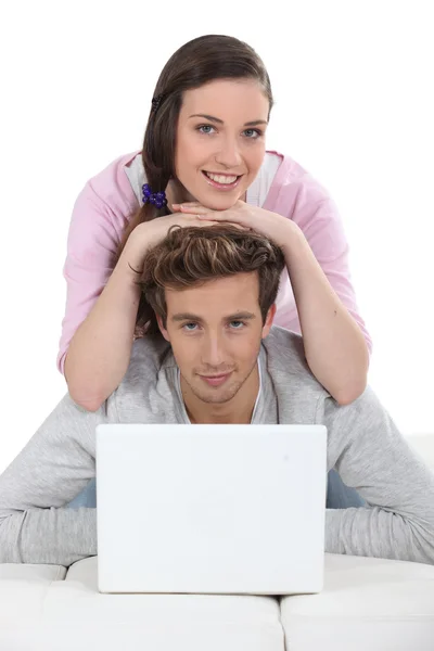 Um casal com um laptop . — Fotografia de Stock
