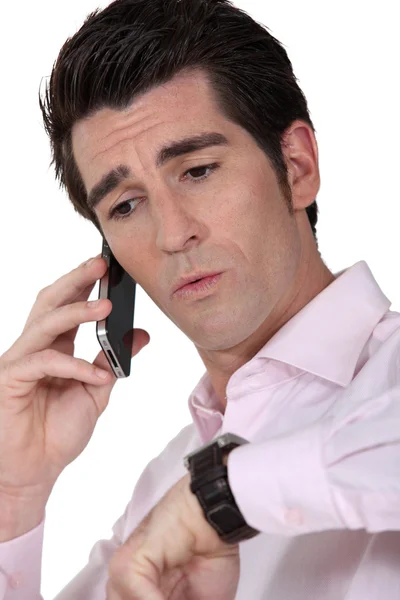 Mannen i telefon kontrollera klocka — Stockfoto