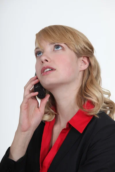 Блондинка становится напряженной во время телефонного звонка — стоковое фото