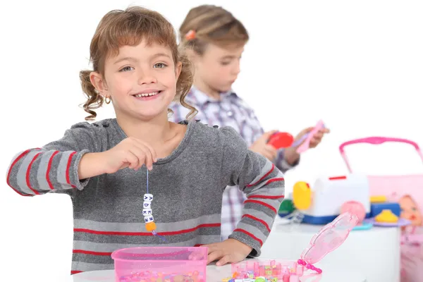 Zwei kleine Mädchen spielen — Stockfoto