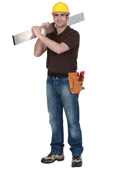Bauunternehmer trägt Blech — Stockfoto