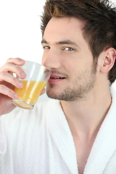 Adam portakal suyu içiyor. — Stok fotoğraf