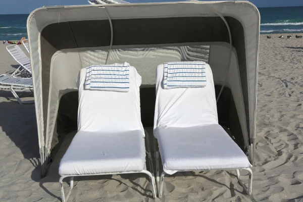 Sunloungers on a beach — Stock Photo, Image