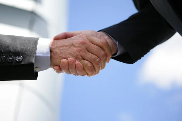 Two businesspeople shaking hands outdoors — Stock Photo, Image