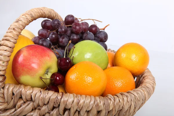 Cesta de frutas frescas — Fotografia de Stock