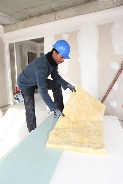 Byggnadsarbetare med isolering av väggar — Stockfoto
