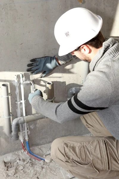 Plombiers installant le drainage — Photo