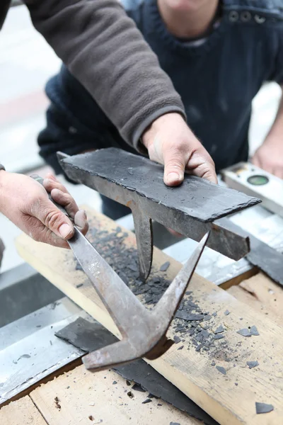 Roofers cutting slate to size — Stock Photo, Image