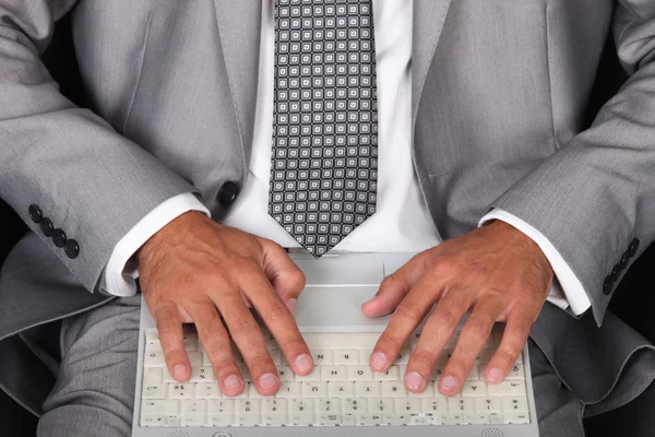 Händerna på en affärsman på ett tangentbord — Stockfoto