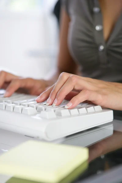 Γυναίκα δακτυλογράφηση στο πληκτρολόγιο του υπολογιστή — Φωτογραφία Αρχείου