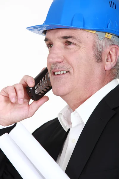 A mature architect over the phone. — Stock Photo, Image