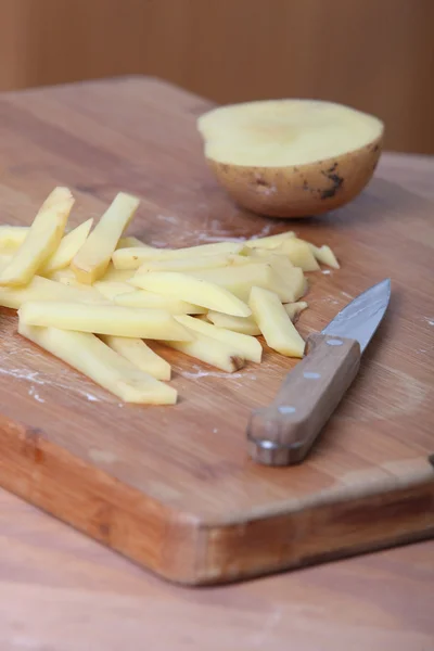 Нарезание картошки на чипсы — стоковое фото