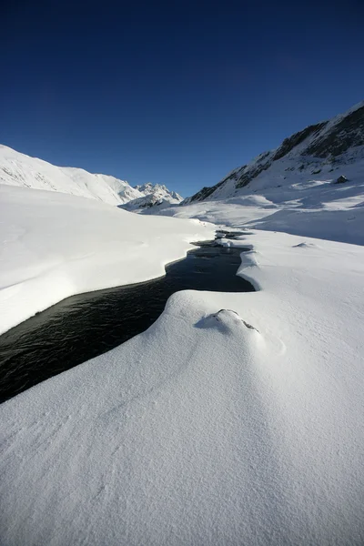 Horský potok v zimě — Stock fotografie