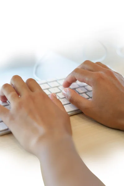 Mãos no teclado de um computador — Fotografia de Stock