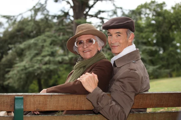 Älteres Ehepaar saß auf Bank — Stockfoto