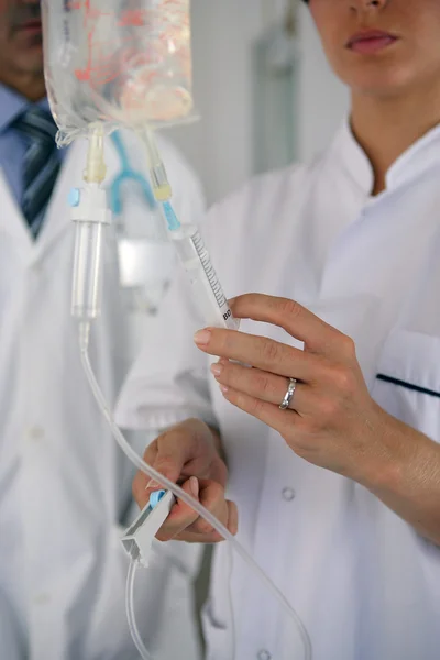 Nurse preparing an IV drip — Stock Photo, Image