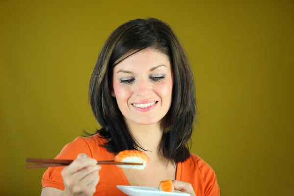 젓가락으로 스시를 먹는 여자 — 스톡 사진