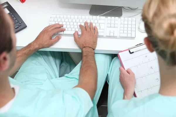 Sjuksköterskor som arbetar på en stationär dator — Stockfoto