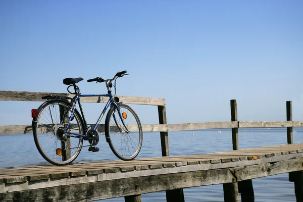 Bicicletta su un molo — Foto Stock
