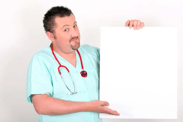 Dottore che regge un cartello vuoto — Foto Stock