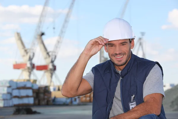 Ambachtsman op een bouw site lachend — Stockfoto